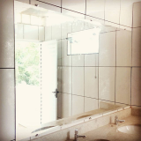 cotação de espelho para banheiro com prateleiras de vidro Guarujá