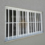 janela de alumínio com grade Quadra