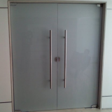 porta de vidro temperado pivotante preços Itatiba